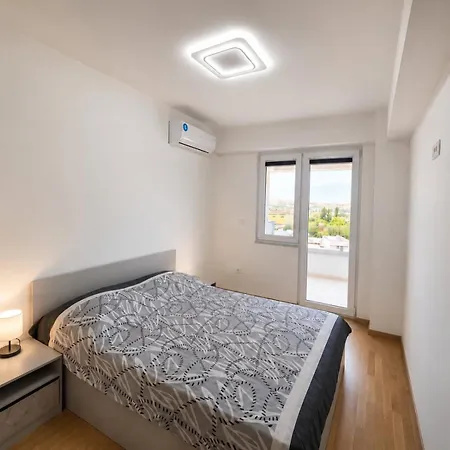 Modern Luxury - Prime Location - Free Parking Apartment