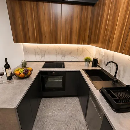 Modern Luxury - Prime Location - Free Parking Apartment